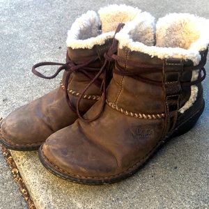 UGG womens size 6 ankle boots (bootie)